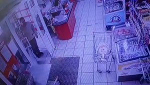 В Троицке воришки обокрали магазин и попали на видео.