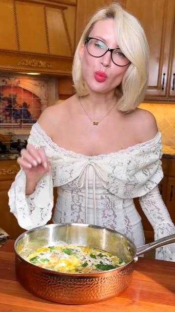 Яичница с помидорами и бурратой смотреть онлайн