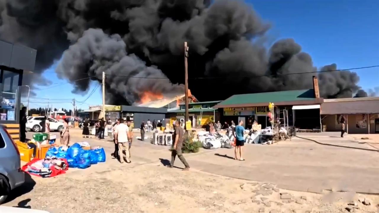 Появились кадры тушения крупного пожара на рынке в Волгограде