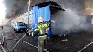 Появились видеокадры с места тушения пожара на рынке в Волгограде