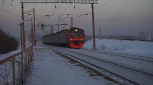 Электропоезд ЭД9Э-0057 с маршрутом от Луны до Солнца.