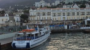 Морская экскурсиям на теплоходе от Ялты до ласточкина гнезда. Отдых в Крыму. Путешествие.