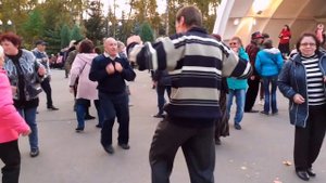 ЦЫГАНКА ОЗОРНАЯ! ТАНЦЫ В ПАРКЕ ГОРЬКОГО ХАРЬКОВ СЧАСТЛИВЫЕ ДНИ - 1080