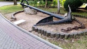Огромный Адмиралтейский якорь на Приморском бульваре в Севастополе.