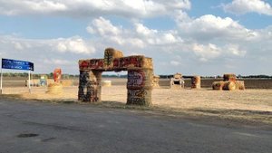 Фотозона из соломенных фигур в Курганинском районе, вдоль федеральной трассы Усть-Лабинск.