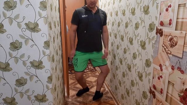 Гимнасты выгибают ступни ног полностью назад и ходят.