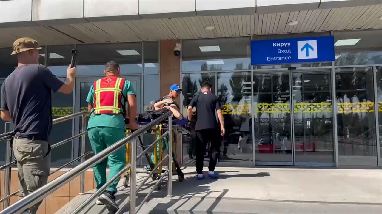 В Россию возвращаются спасатели, пострадавшие при эвакуации альпинистки Наговициной