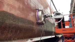 Устройство для чистки дна судов