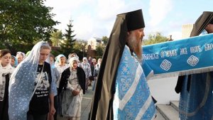 Плащаница с изображением Успения Пресвятой Богородицы была пронесена крестным ходом вокруг храма