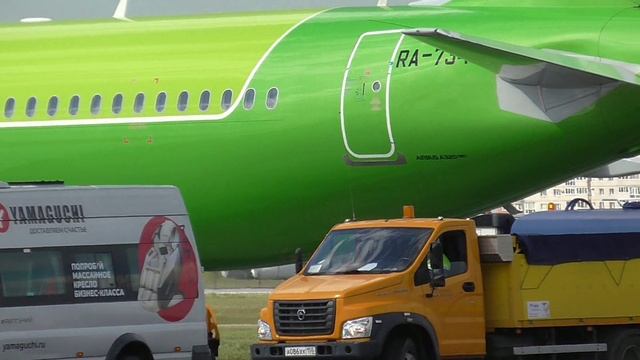 Различные типы самолётов Utair в Омском аэропорту