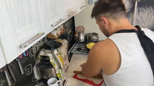 Постригся и навел красу !   И на кухне пиццу делал жарил картофель!