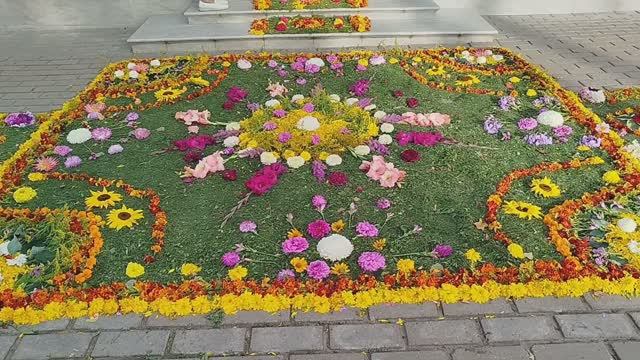 28.08.25г дорожка из цветов вокруг храма на Успение Пресвятой Богородицы смотреть онлайн