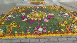 28.08.25г дорожка из цветов вокруг храма на Успение Пресвятой Богородицы