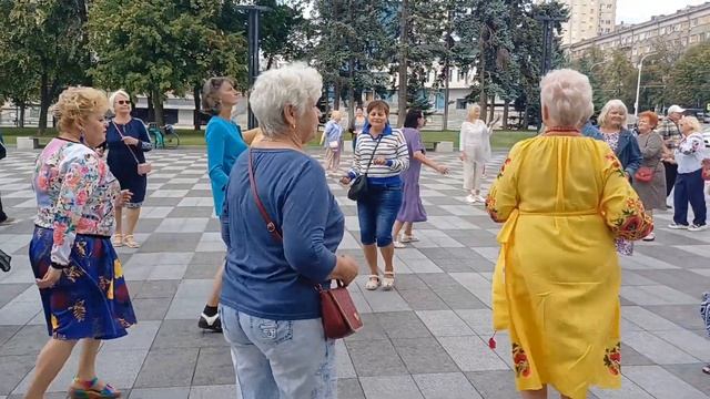 Я ВСТРЕТИЛ РОЗУ, ОНА ЦВЕЛА♥️ ТАНЦЫ♥️ ХАРЬКОВ 2025 - 1080 смотреть онлайн