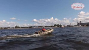 Лодка ПВХ Badger Fishing Line 330 с мотором 5 л.с. на воде