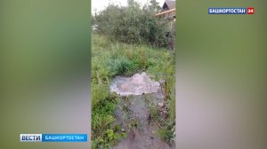 «Целые сутки фонтан из-под земли»: жители дома на Колгуевской в Уфе пожаловались на затопление улицы