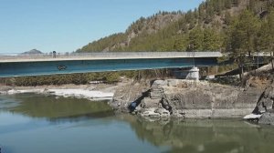 Мост через реку Катунь (Горный Алтай) возле села Аскат.