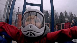 Девочка улыбнулась в аэродинамической трубе