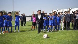 Садыр Жапаров испытал юного вратаря «Мурас Юнайтед» на новом поле