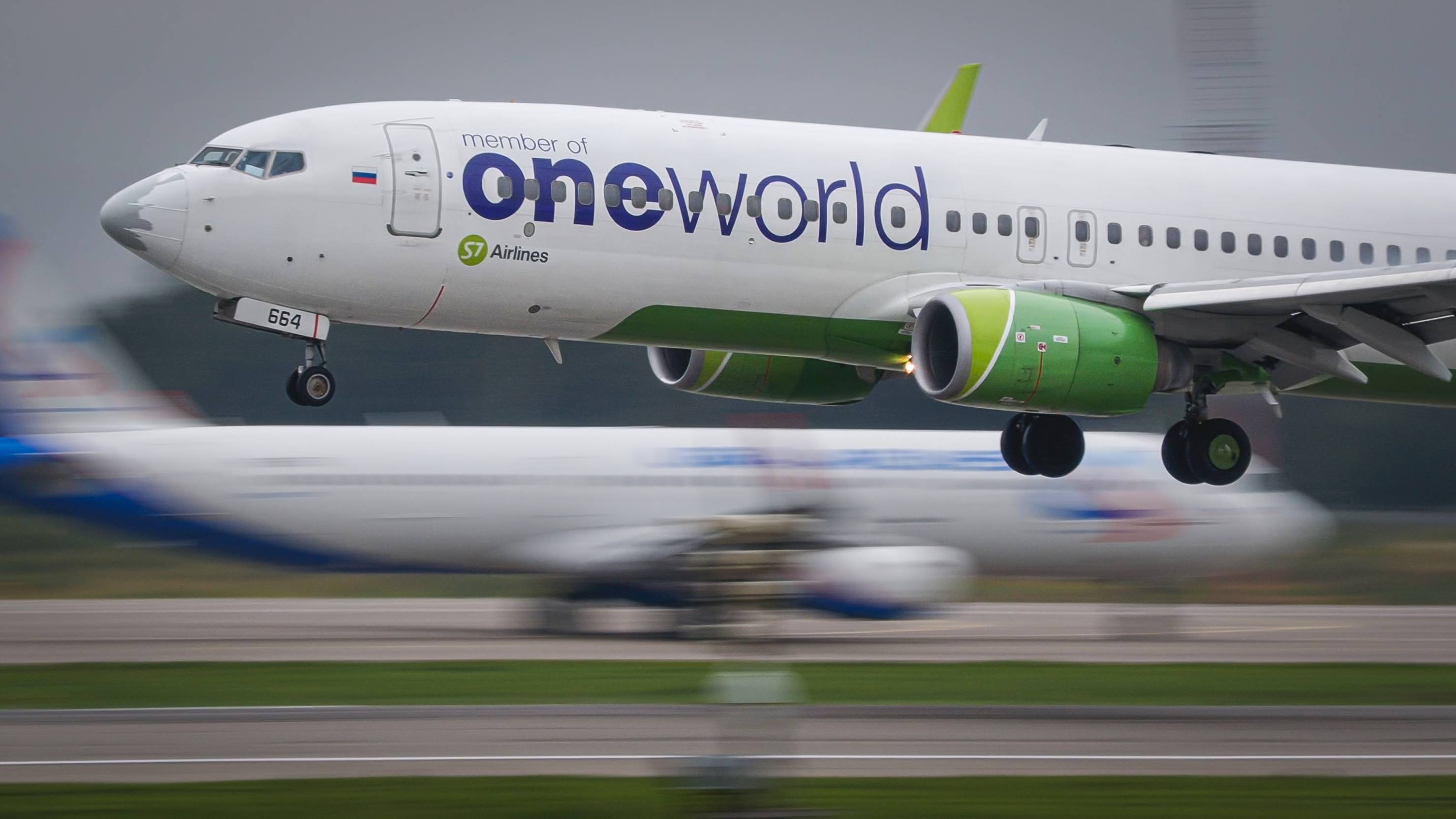 15 Красивых посадок на мокрую полосу в Домодедово смотреть онлайн