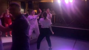 Танцуют все! Курортный поселок Лазаревское.