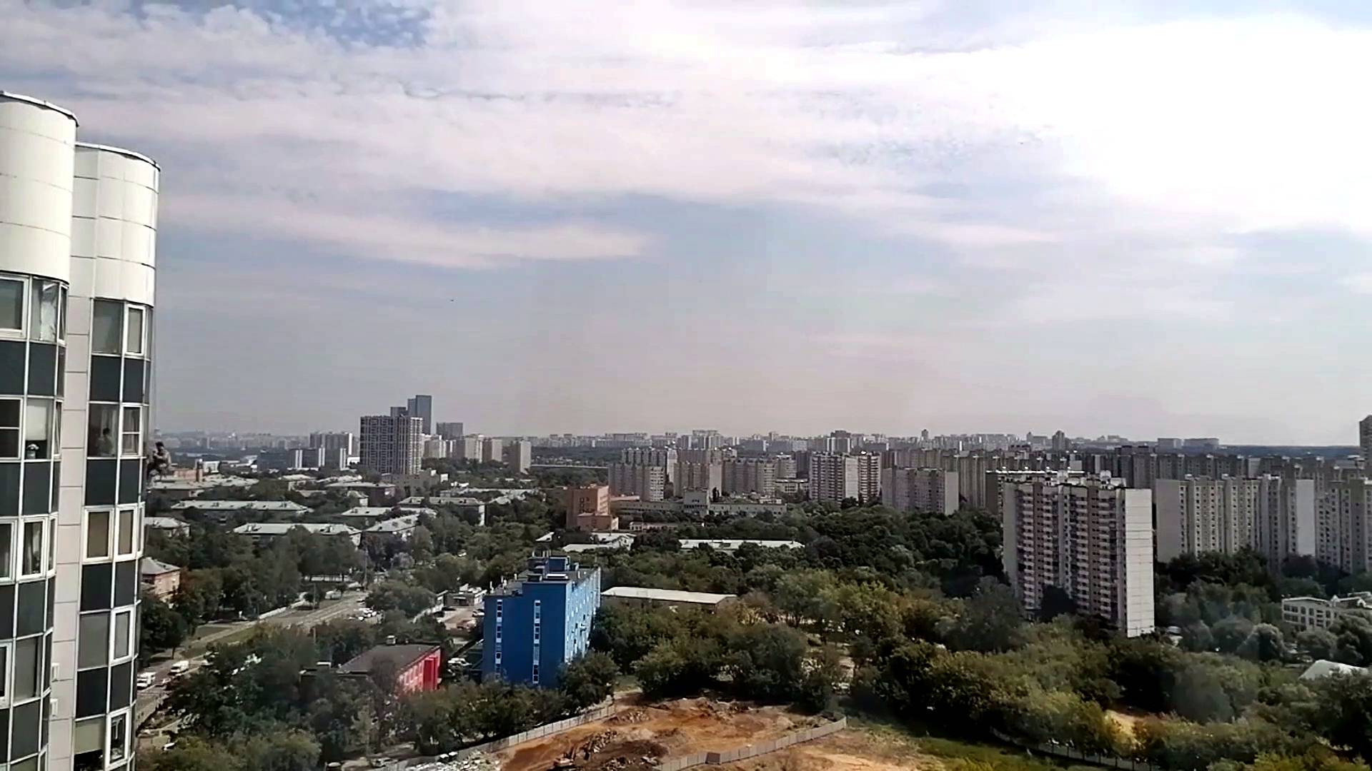 За окном. Найди промышленного альпиниста.