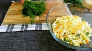 Нежнейший салат из огурцов, кукурузы, плавленого сырка и яиц – простой, а вкус… обалденный!