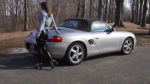 Девушка в кожаных Леггинсах у автомобиля.Стильный женский образ.