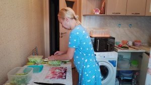 Готовлю домашнюю шаурму и смотрю кино 😄 Всё вместе! А Тёму покусали