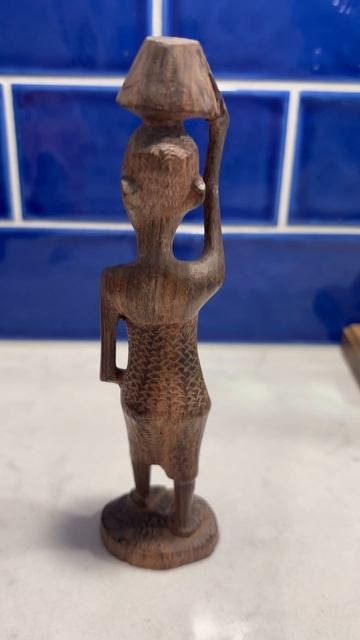 «Африканка с сосудом на голове». Дерево. Африканское искусство.