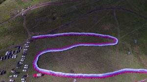 Молодогвардейцы развернули ленту в цветах Российской триколора на внедорожном фестивале "На пределе"