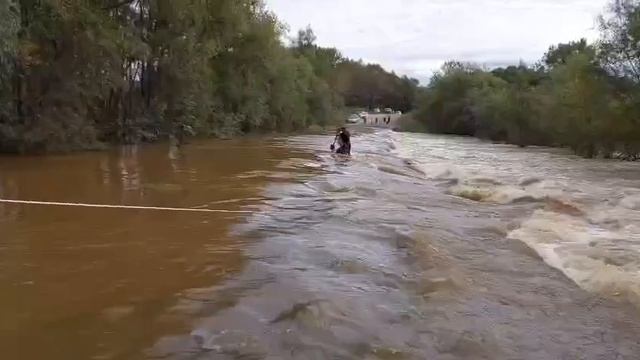Приморье: наводнение, опасность и момент спасения. Кадры, которые трогают до глубины души смотреть онлайн