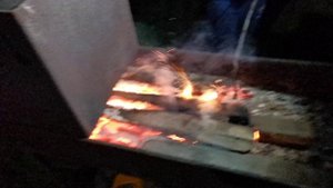 Жарим шашлык на мангале.