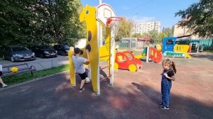 Диана и Артём во дворе дома