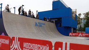 Лужники. Скейтпарк.Трюки на самокатах.Площадка Мосспорт форум Территория будущего Москва 2030