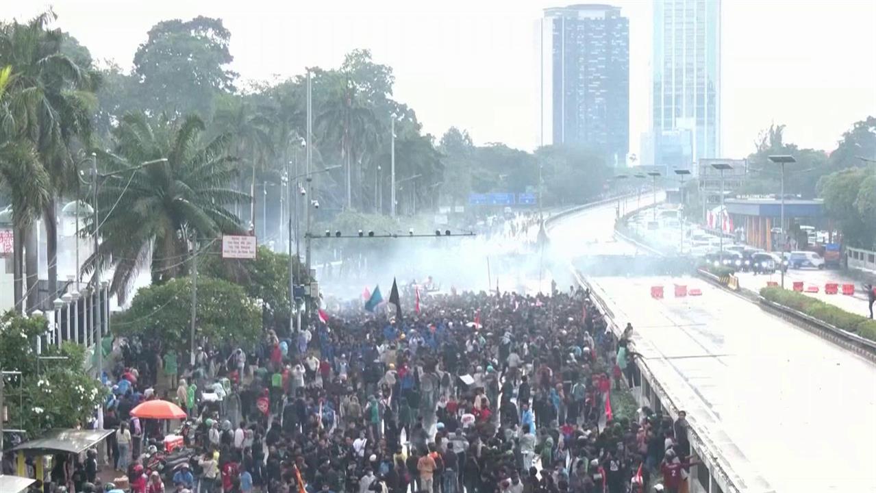 Президент Индонезии из-за массовых беспорядков в стране отменил запланированный визит в Китай