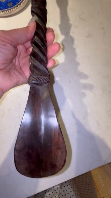 Деревянный рожок для обуви вырезан вручную с декоративными африк. деталями. Черное дерево. Африка