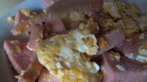 МУКБАНГ Обжаренная колбаса залитая яйцом ПОДПИШИСЬ