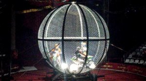 Цирк. Мотоциклисты в шаре