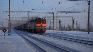 Тепловоз 2ТЭ10М-3263 с контейнерным поездом.
