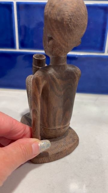 Африка. Тропическая деревянная статуэтка «Юноша сидящий, со стаканом»