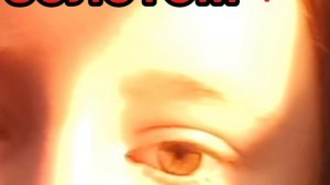 на солнце золотые тип ну жёлтые глаза у меня а как обычно карие( в тени) 😋😉 без звука кажись