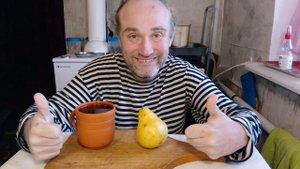 завтракаем с Рыжулей. груша, корм и чай-чаёк. мукбанг. обжор. Еда на камеру. диета. шизофрения.