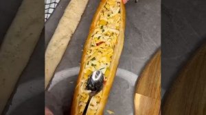 Багет в беконе с сыром

🔸Багет - 1 шт.
🔸Бекон
🔸Помидорки черри - 2 шт.
🔸Болгарский