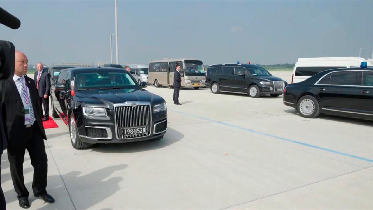 Путин передвигается по Тяньцзиню на президентском "Аурусе" с номерами КНР: видео