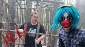 Клоун поссадил меня в клетку