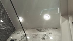 Глянцевый натяжной потолок в санузел