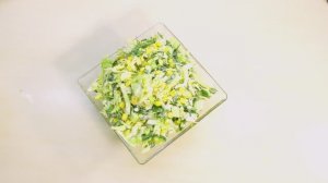 Салат диетический из свежих огурцов и капусты.