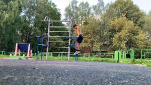 Người đàn ông Nga tập chống đẩy trên xà kép để trở thành vận động viên chạy marathon giỏi hơn :)