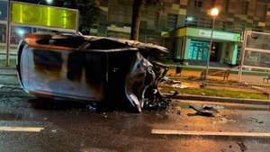 Два человека погибли в горящей машине в Москве